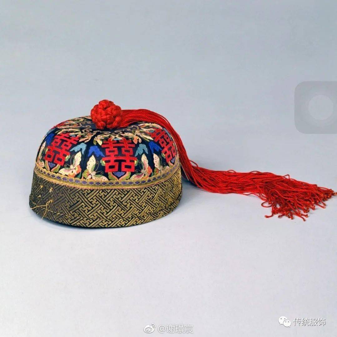 可见帽正脱落痕迹的如意帽到了民国照片里,素黑