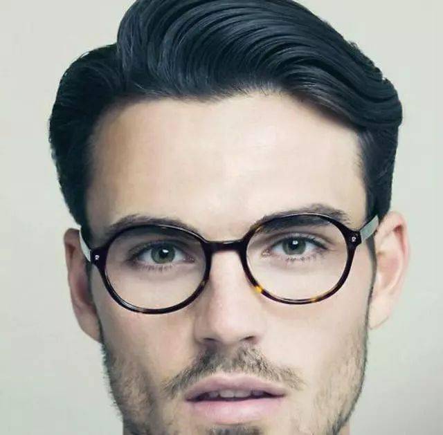 几款适合眼镜男的帅气发型不容错过