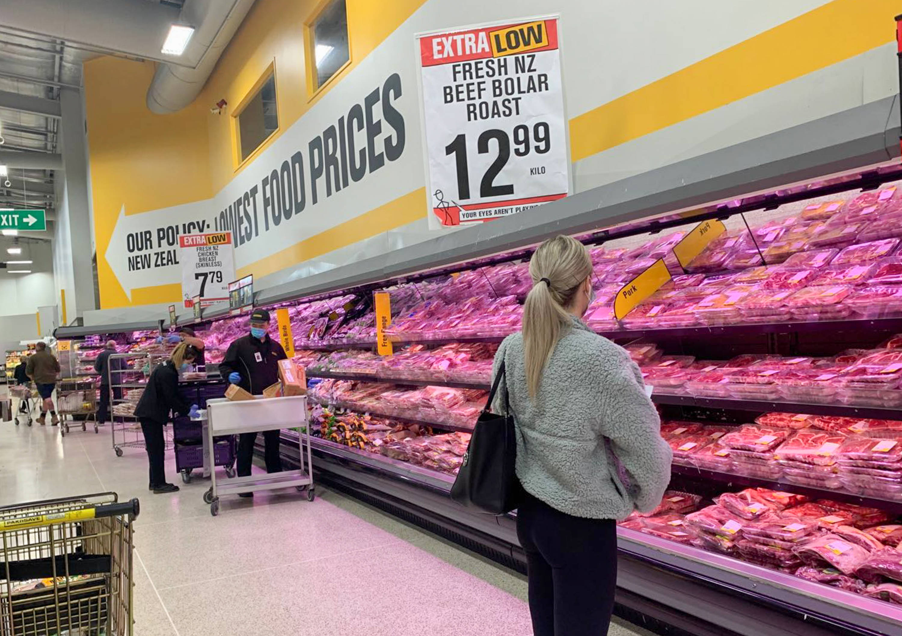 8月14日,在新西兰最大城市奥克兰,人们戴着口罩在超市采购.