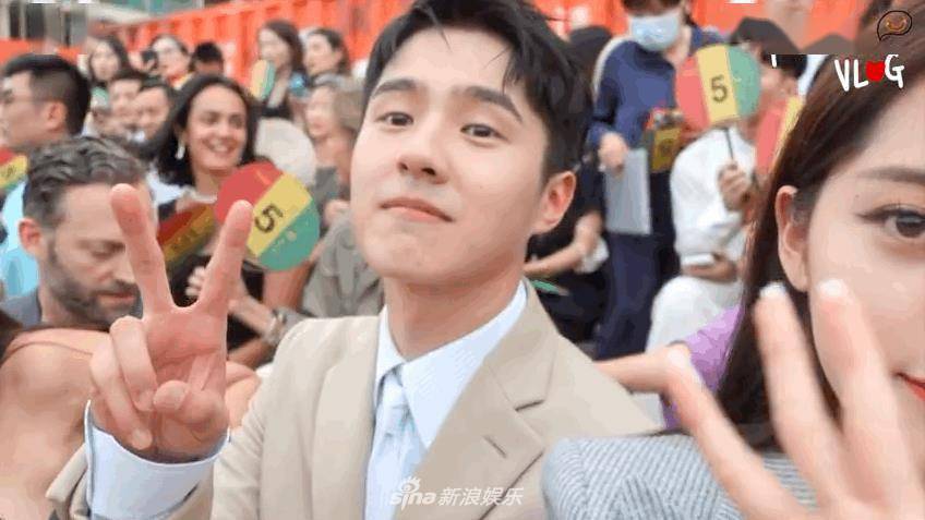 关系依旧要好刘昊然出现在欧阳娜娜vlog中开心比耶
