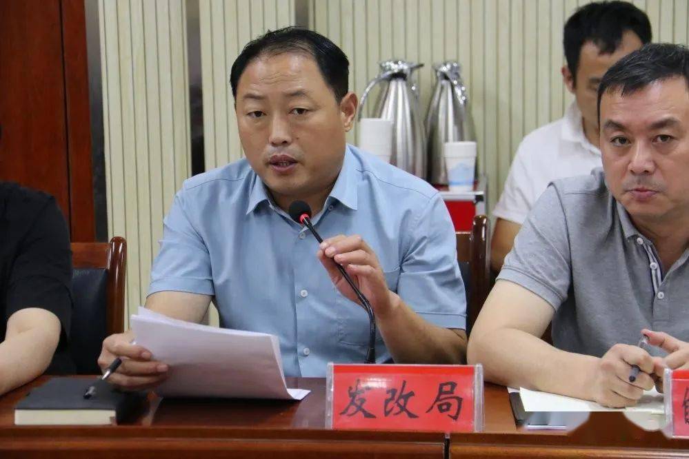 会上,叶林涛对各领域工作讲了意见;王顺利宣读了鸡泽县人大常委会关于