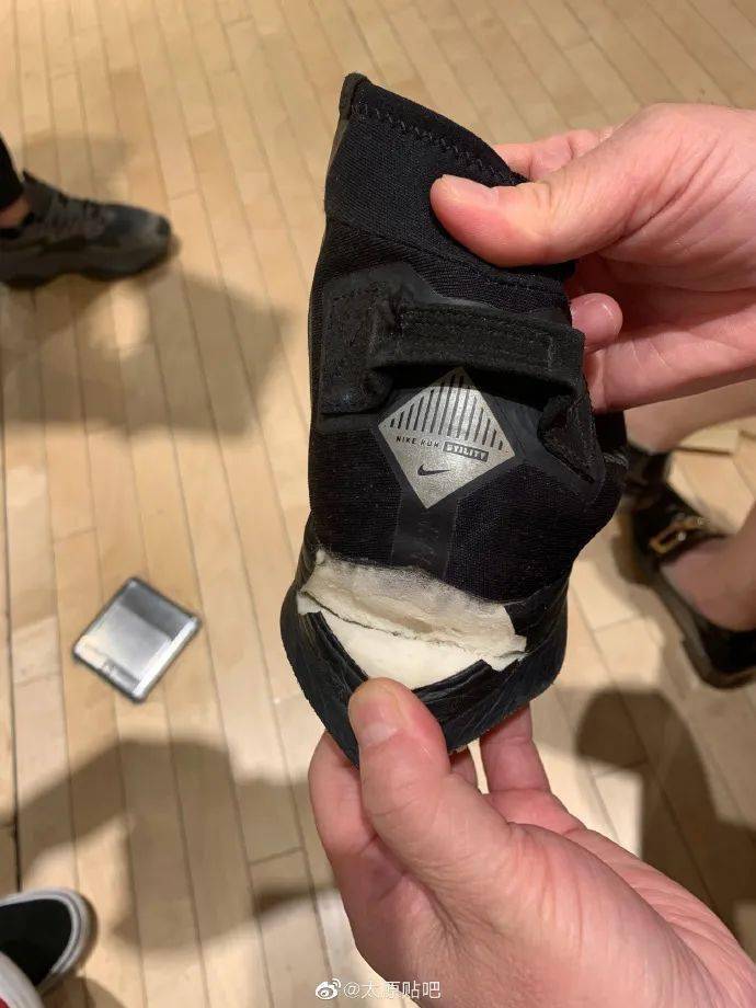 太原市民华宇百花谷上千元买的耐克鞋,穿俩月鞋跟脱落.