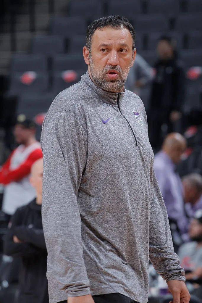 被担架抬出场外derrick jones jr