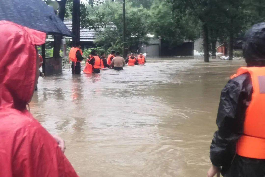 10:50,陡山水库再次提高闸门开度,总泄量1000立方米每秒.