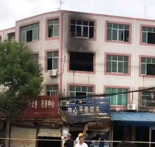 湖北省孝感市云梦县下辛店镇一门店发生火灾.