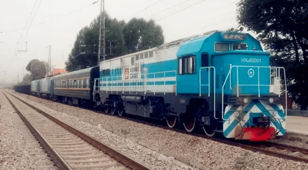 和谐家庭添新成员hxn6内燃机车获准生证