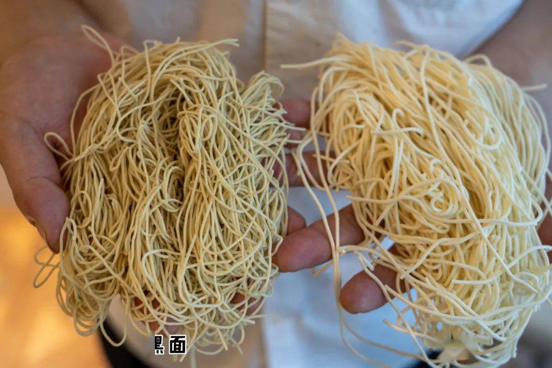 金山百联新开本帮面馆黑面现炒浇头这才好吃嘛