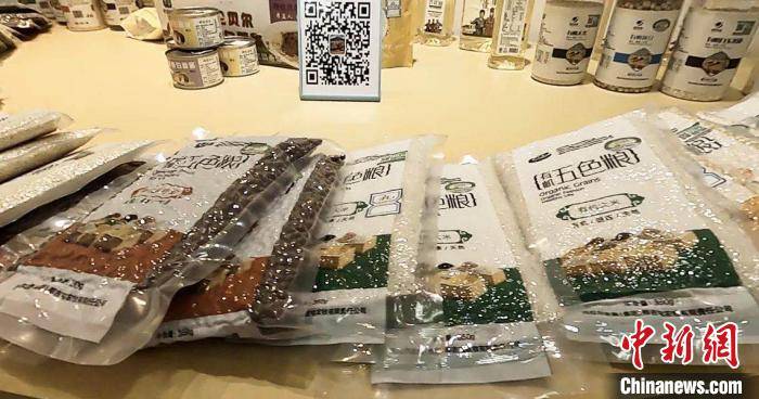 图为大杨树镇电商平台线下体验馆内的特产. 付饶 摄