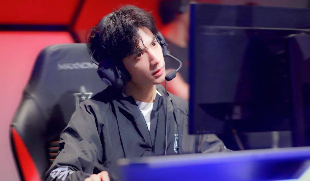 罗云熙原图来源于:网络无论是多么近的怼脸大特写,任豪都能完美hold住