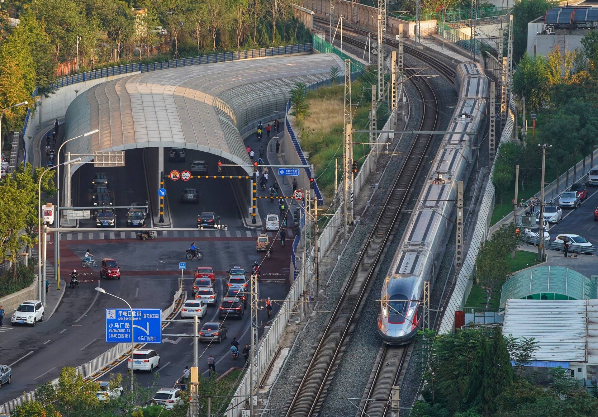 "1毫米"之内的智慧与引领——写在智能高铁京雄城际全线轨道贯通之际