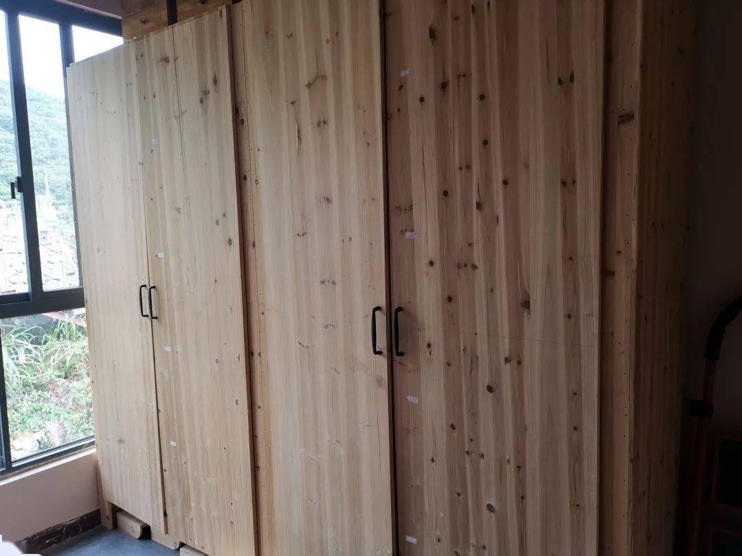 布草间内无杂物堆放,布草柜门按要求关闭