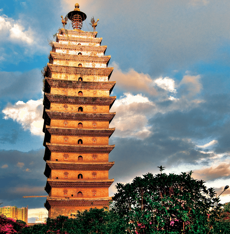 57米,西寺塔高36 米两塔均为十三级密檐方形砖塔东寺塔塔顶四角立有4