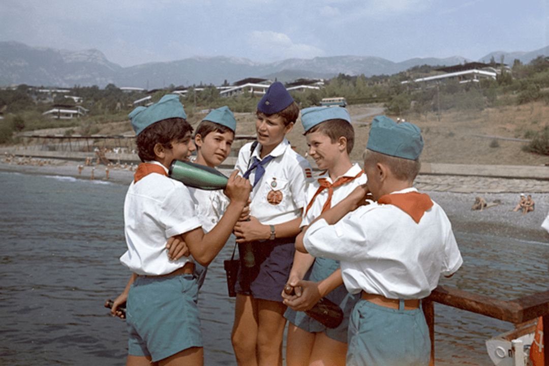 摄影:getty images邱陵先生在《苏联少年先锋队夏令营》一书"译者的话