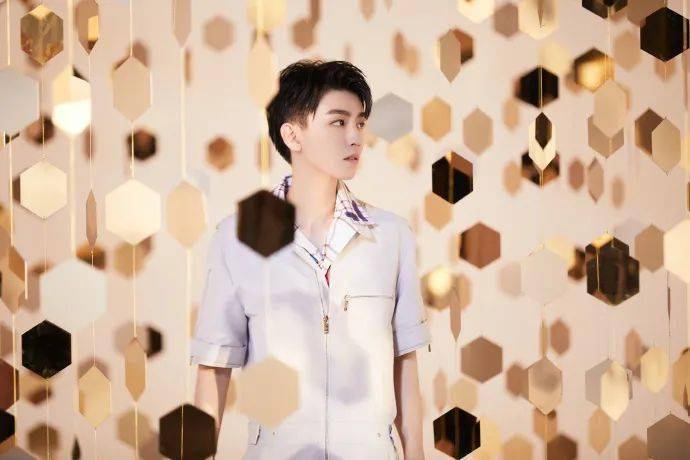 据悉,王俊凯18岁开了个人工作室之后,就被拍到了和圈内的李冰冰一起看