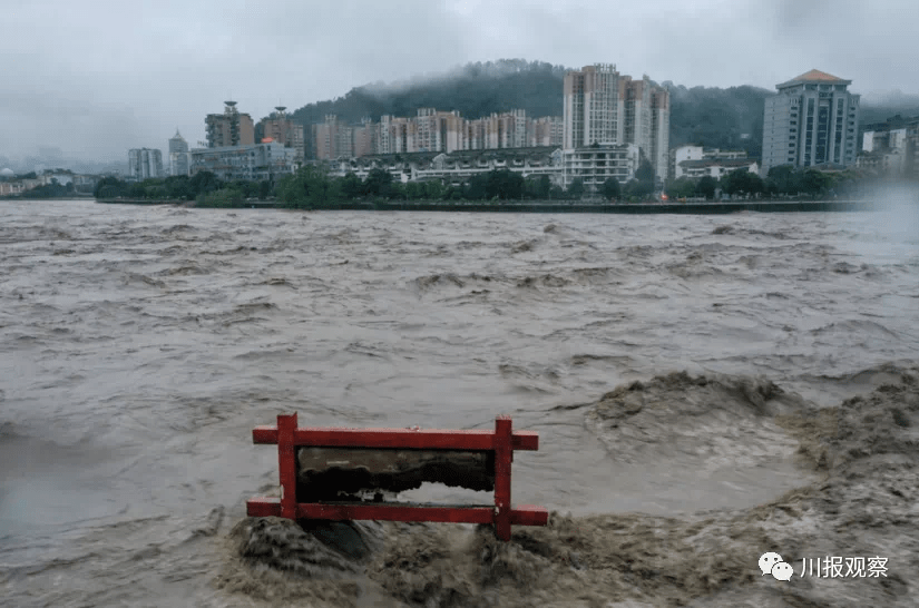 強降雨席捲四川 樂山大佛遭洪水