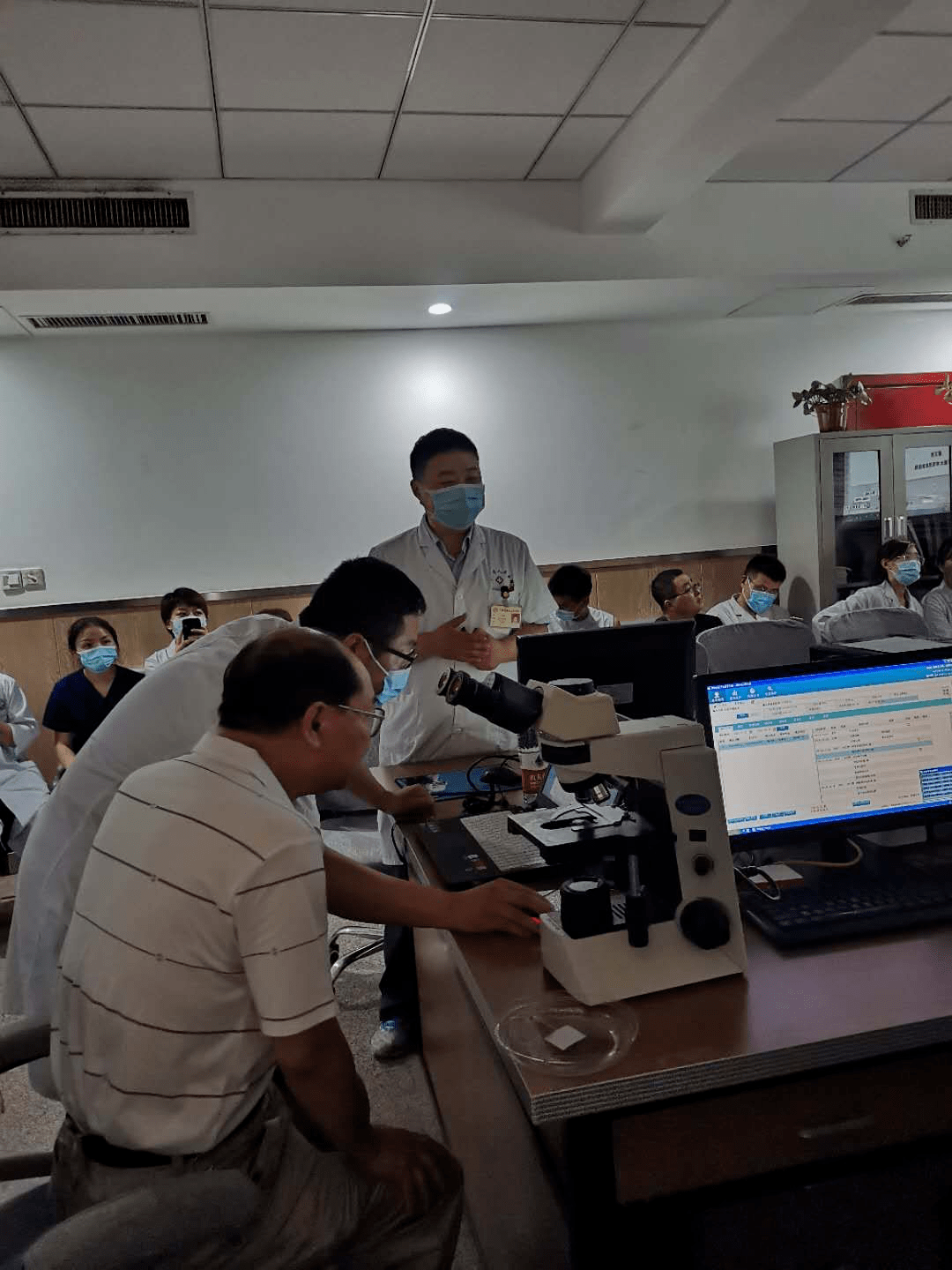 解放军第四军医大学西京皮肤医院专家莅临我院皮肤科授课指导