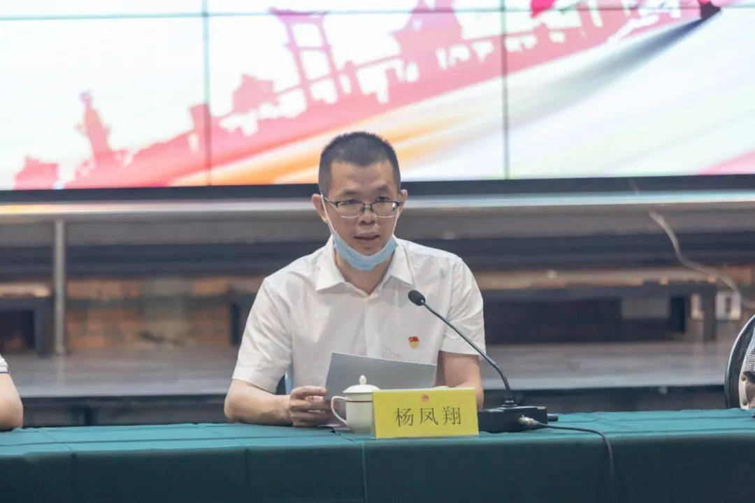 泉州团市委书记杨凤翔在开营仪式上分享了我国在抗击疫情中所付出的