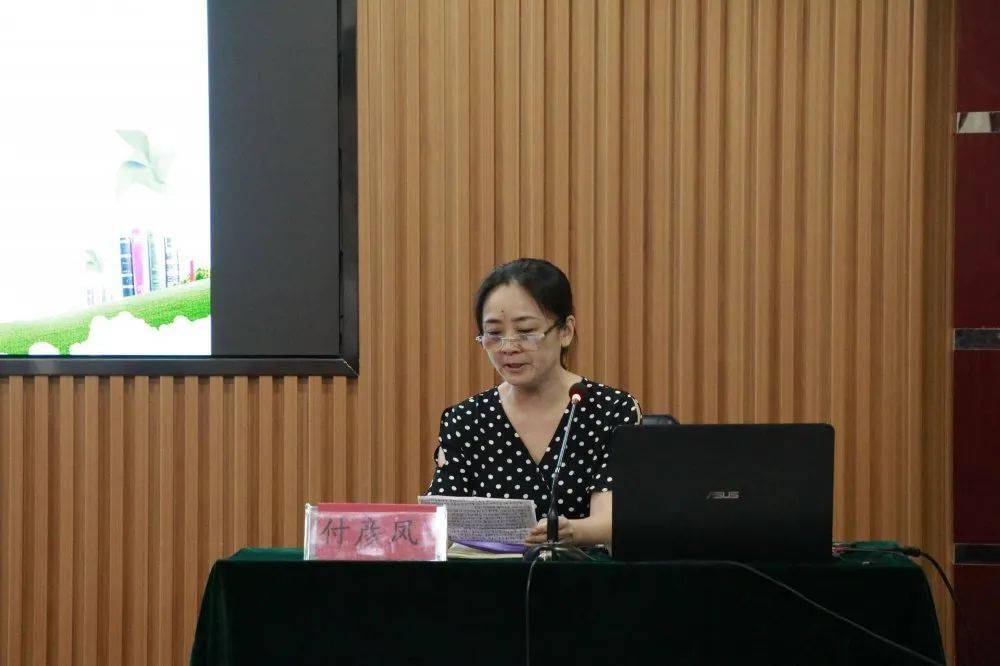 付彦凤老师李海霞老师宋相华老师优秀生活老师代表为大家做了工作经验