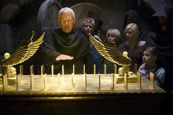 特定时间光线的指引,以及"约柜"(没错就是《夺宝奇兵》里的那个,本片