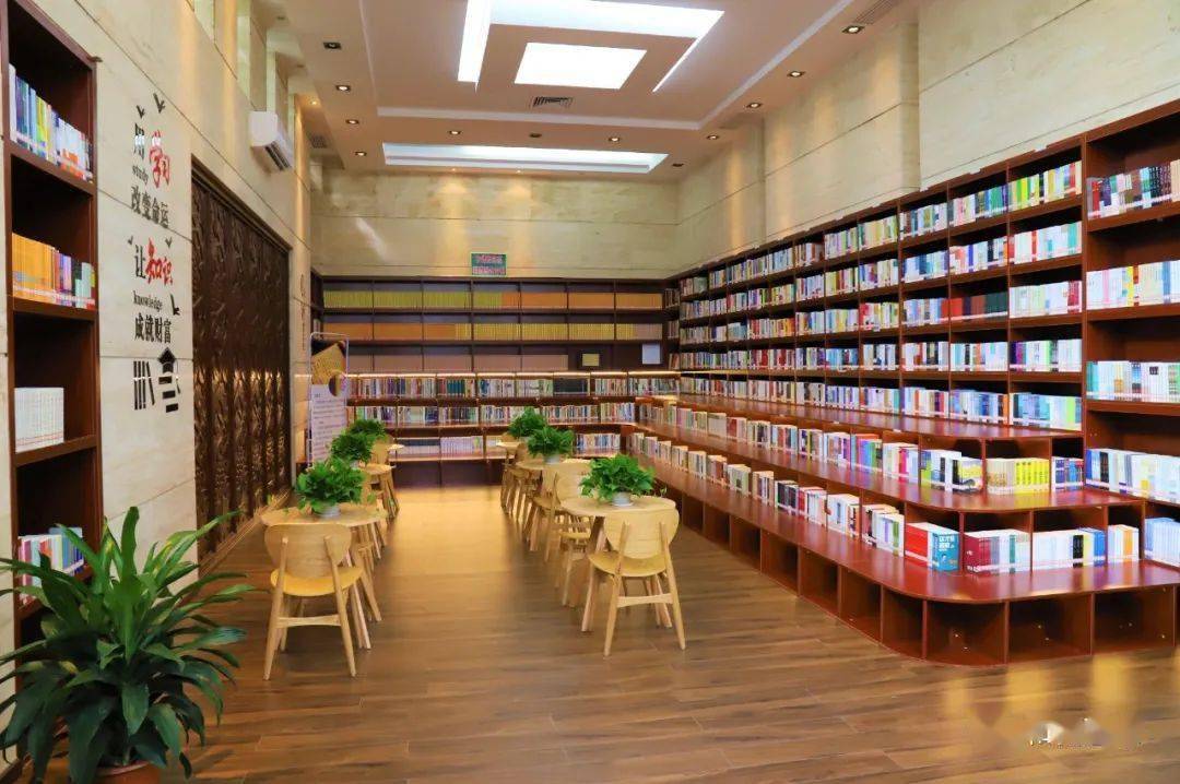 新时代文明实践惠来举办方健宏同志捐赠图书座谈会