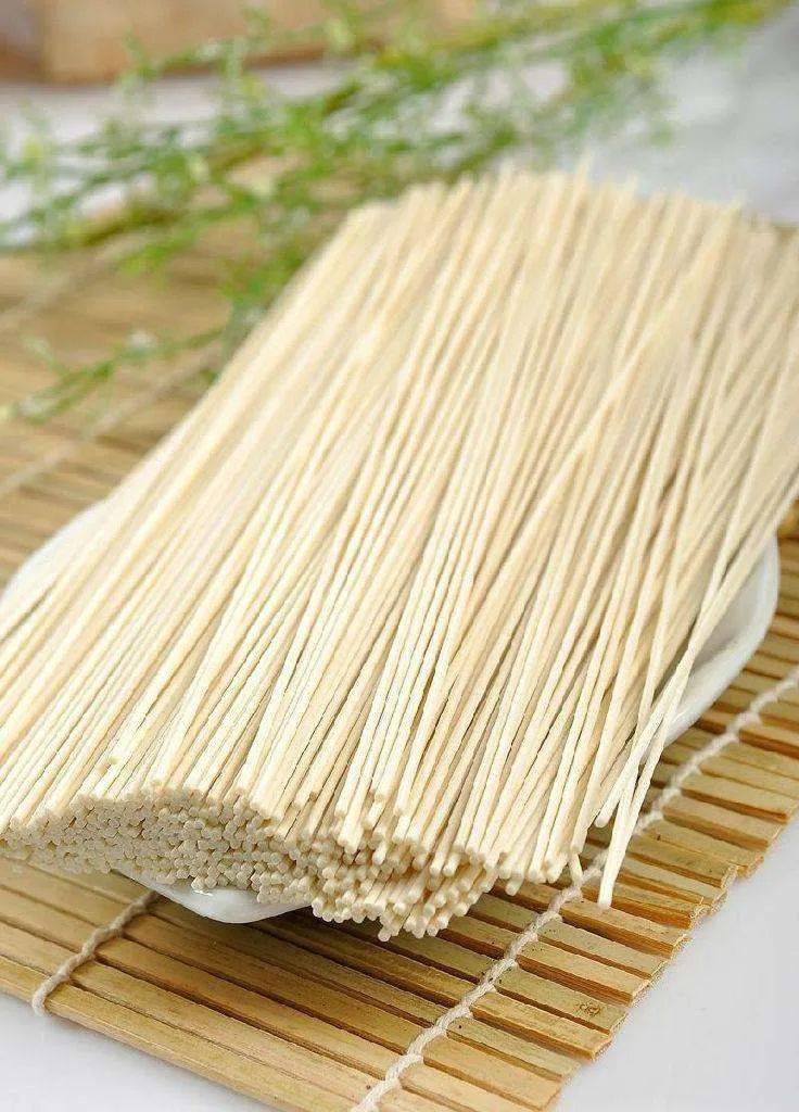 刘恪阳说,目前面条市场也存在一个问题,就是一些人开的云阳面店出的