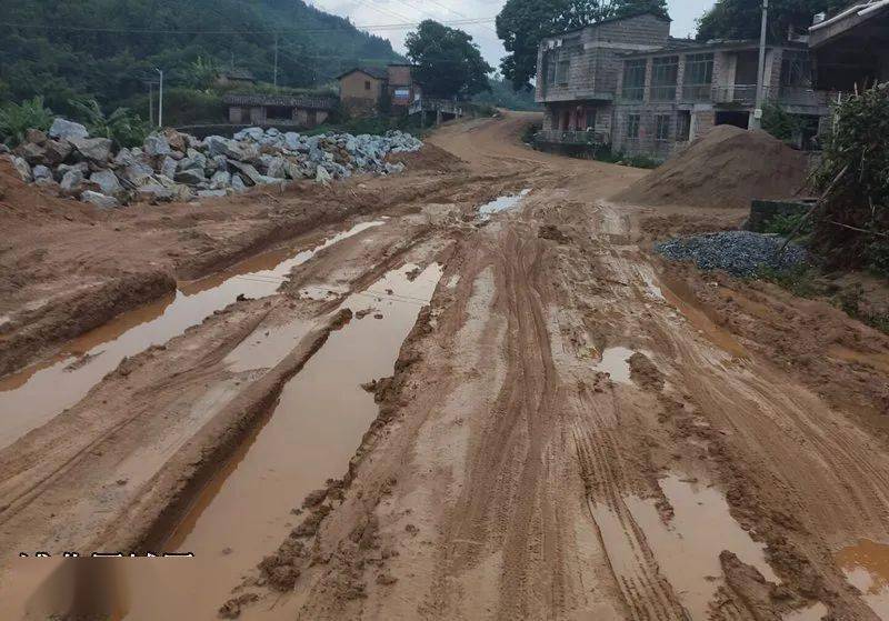 浦北官垌至六硍路段工程停搁坑洼难行村民何时复工