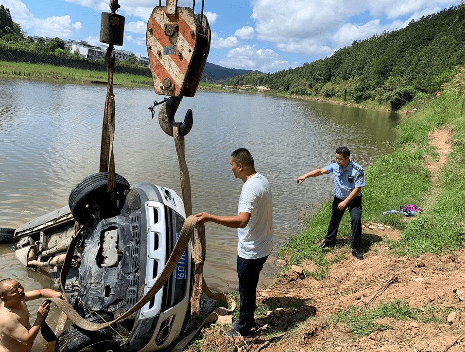 廖利根聞聲望去,只見一輛白色轎車翻落水