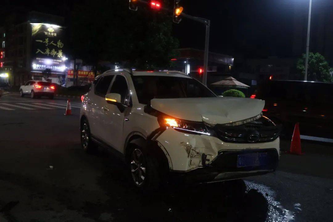 肇庆一红绿灯路口惨烈车祸,suv四脚朝天,安全气囊爆晒