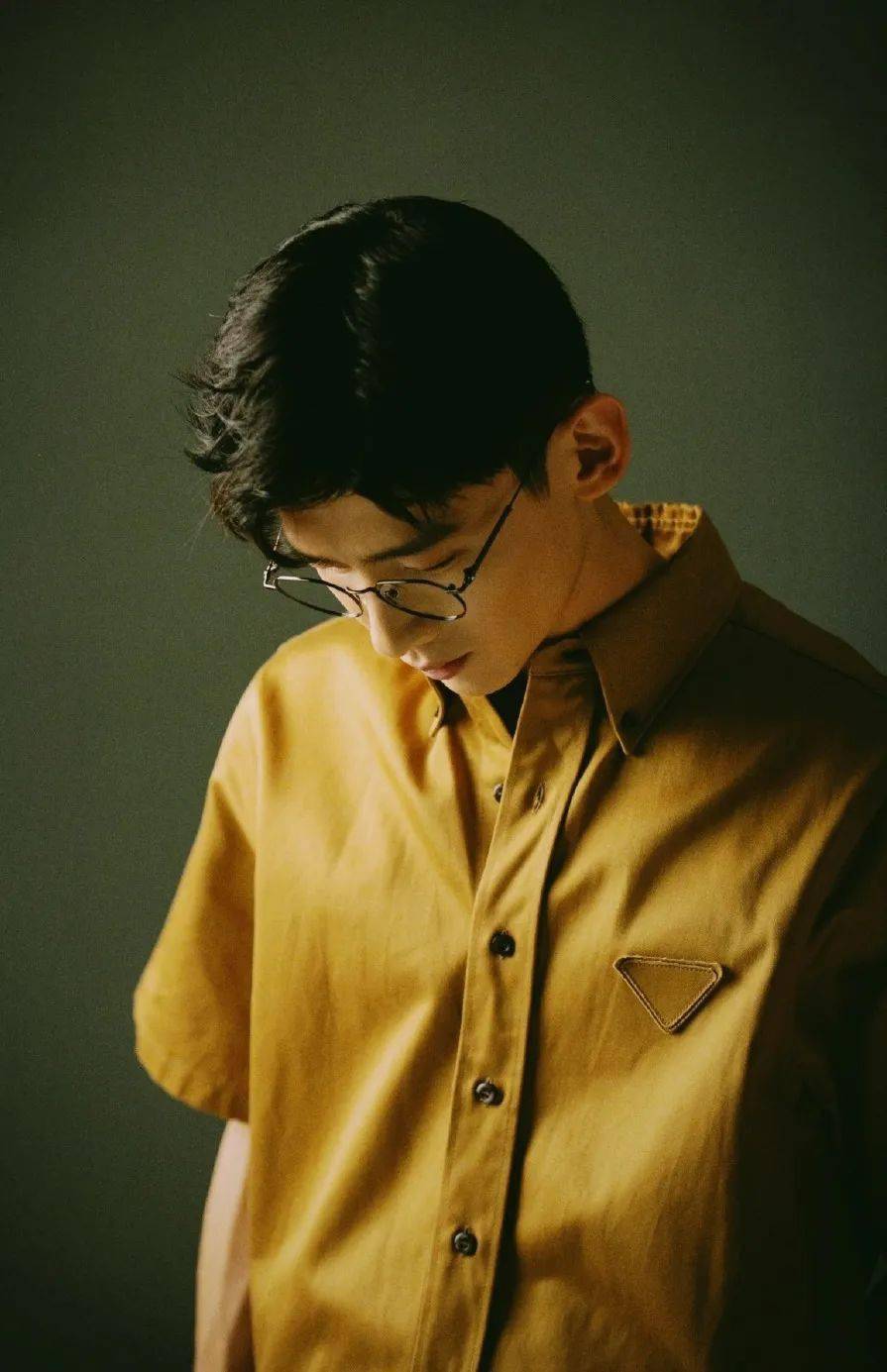 型男帅哥凹造型!男星"眼镜杀"心动挑战!