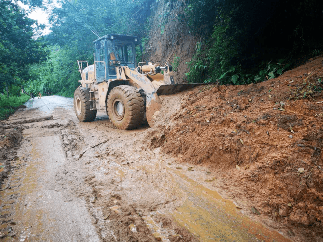 8月16日以来,受持续降雨影响,绿春公路分局管养的多条线路出现路基