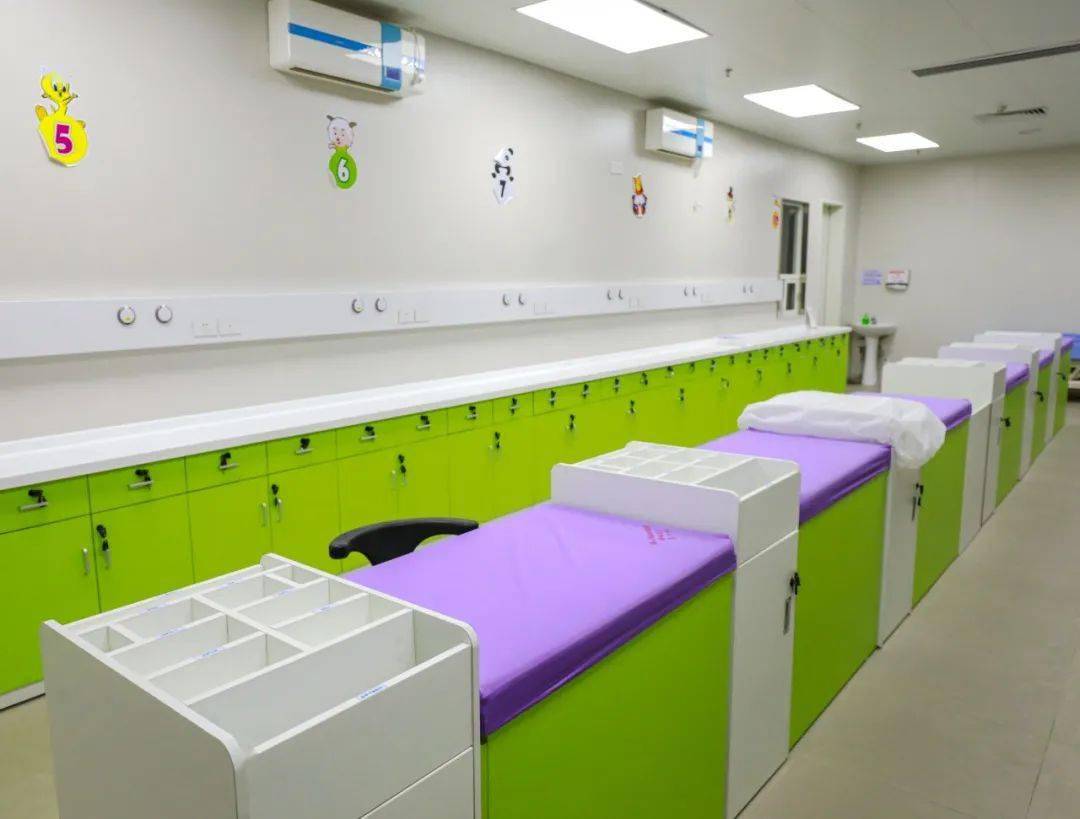 儿童注射台.佛山日报记者周春摄儿童诊室的检查台也被设计成卡通形状.