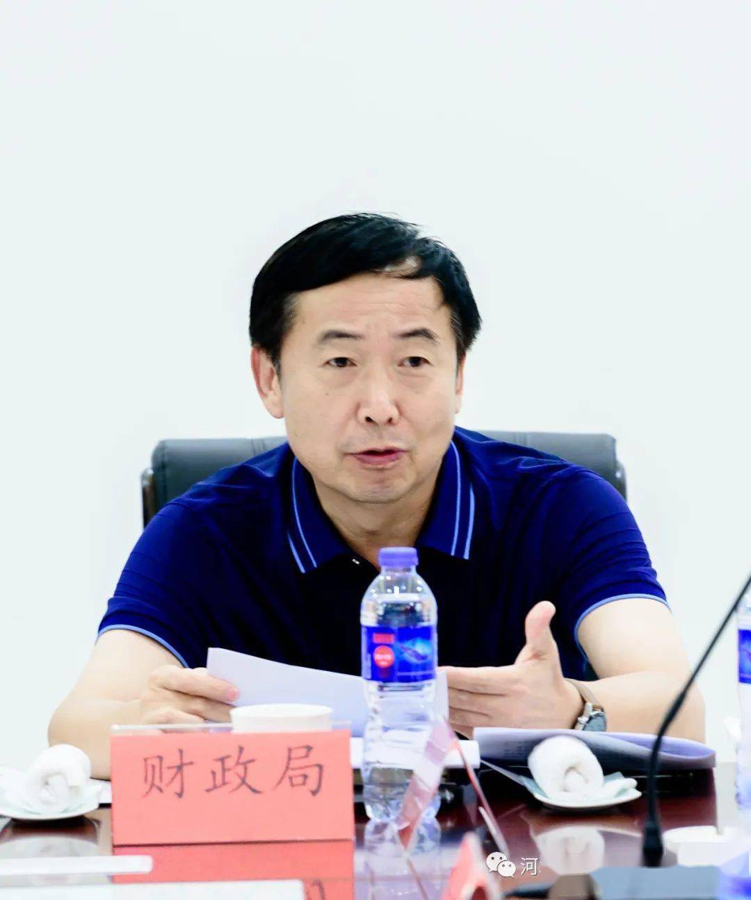 会议由故城县县长王立峰主持.