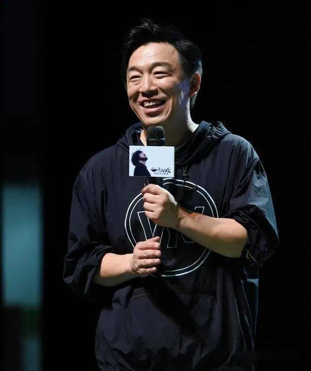记得在一次颁奖典礼上,主持人想趁机拿黄渤的颜值开玩笑,讽刺他说:"看