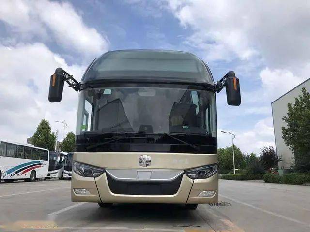 香槟金外观,突显奢华气息近日,在山东省聊城市中通客车厂,小编有幸拍