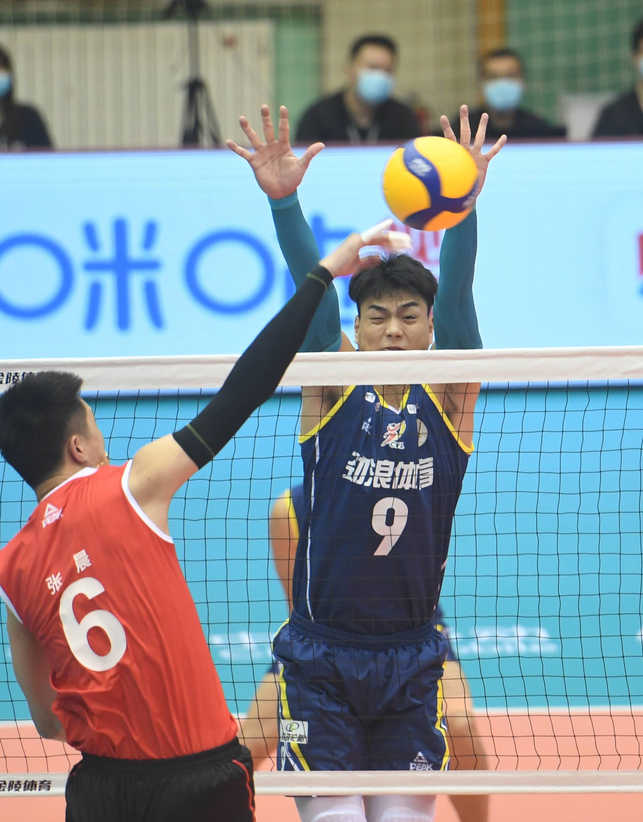 秦皇岛(河北),2020年8月20日8月20日,四川劲浪体育队球员郭顺祥(右)在