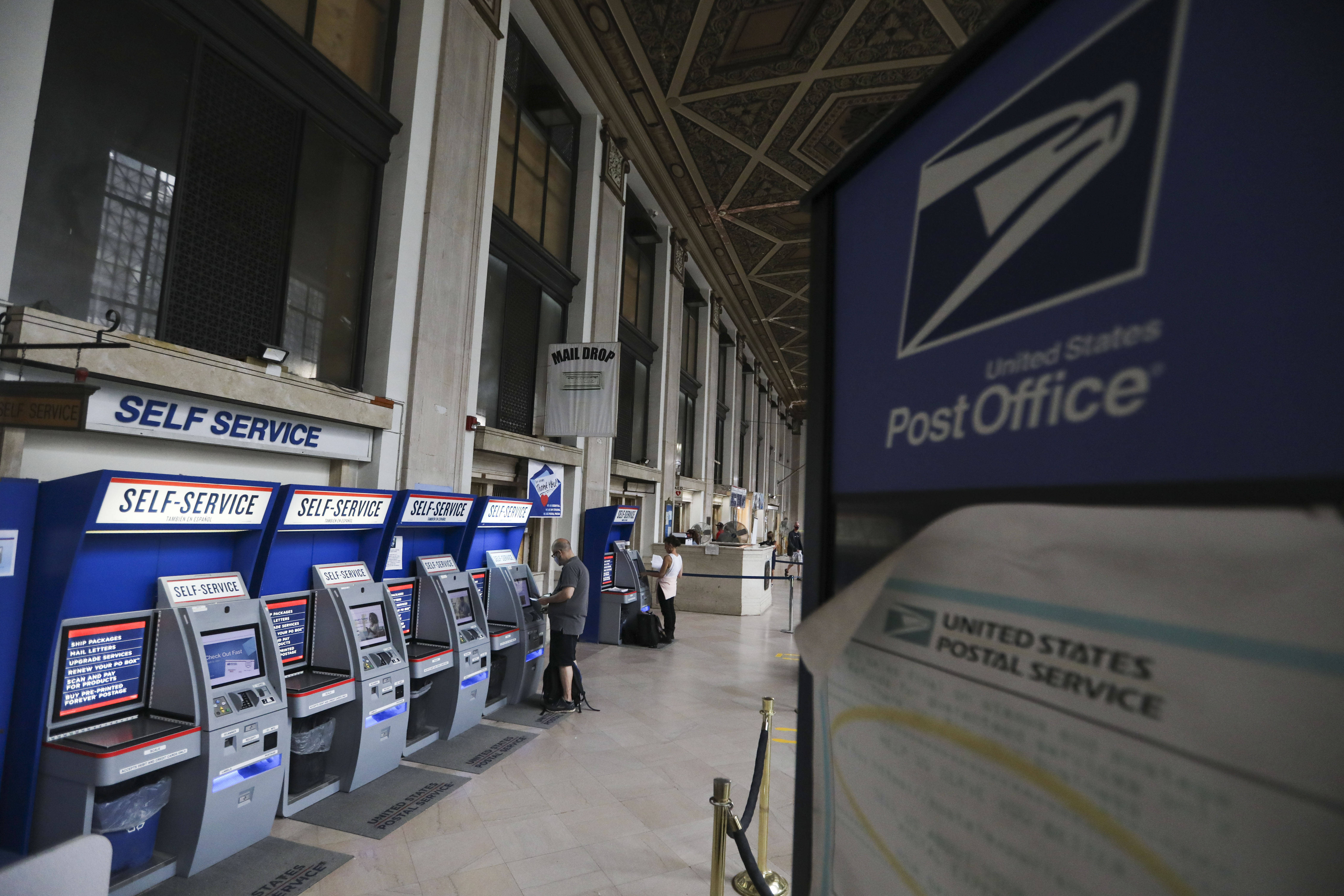 8月19日,顾客在美国纽约一个邮局等待办理业务
