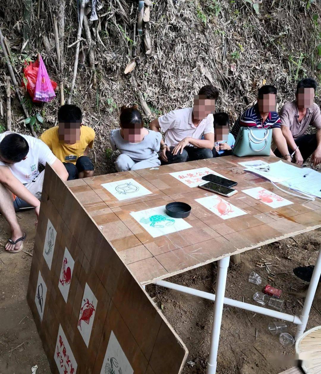罗定捣毁一野外赌博窝点活抓13名赌徒