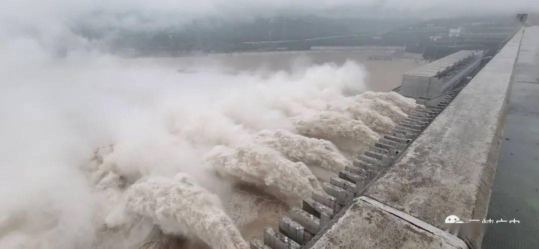 為應對此次洪峰,三峽水庫水位從7月29日8時的163.36米降至153.