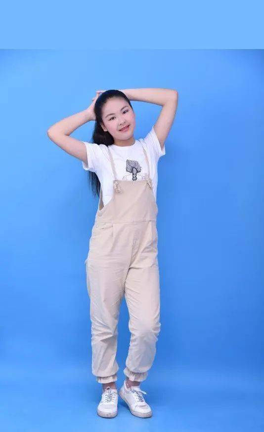 金奖,8 岁在上海举办越剧个人专场演出,是个具有多种艺术天赋的女孩