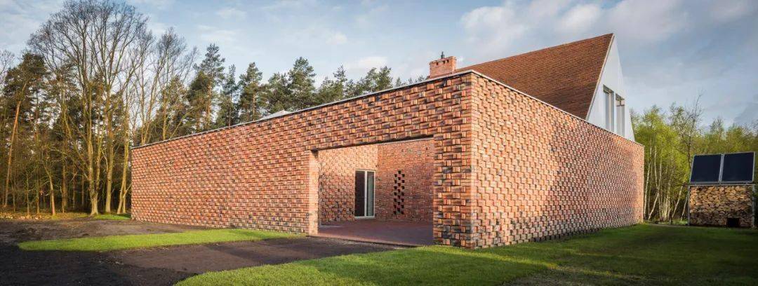 获得密斯奖提名的波兰红砖房,你能想到是用废弃的砖与木头制成的?