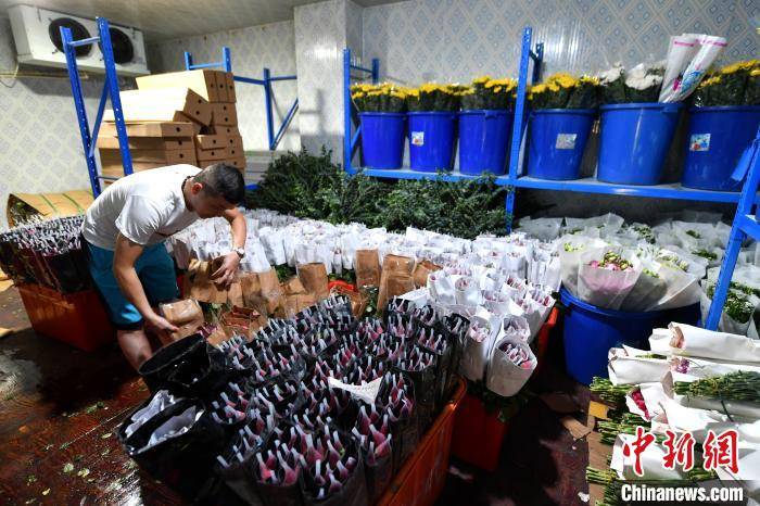 福州商家积极备货抢占七夕鲜花市场