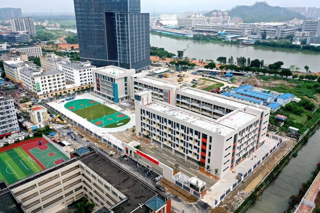 备受家长关注的 凤凰中学,容国团小学 于8月18日正式揭牌啦!