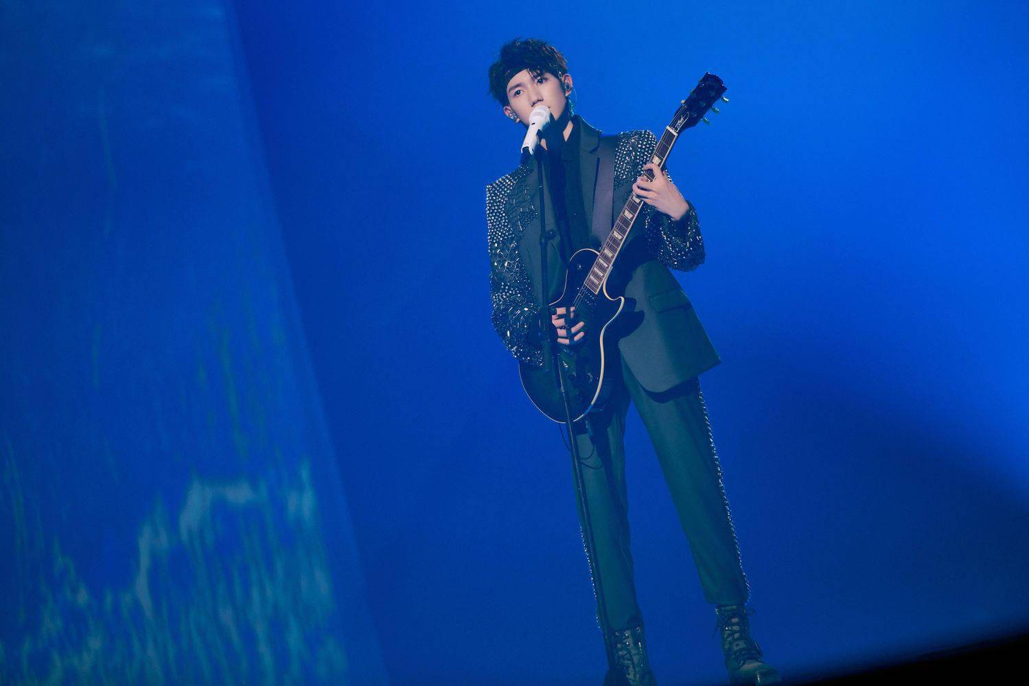 王源七周年演唱会单人演唱solopt.1,新歌首唱帅气满满