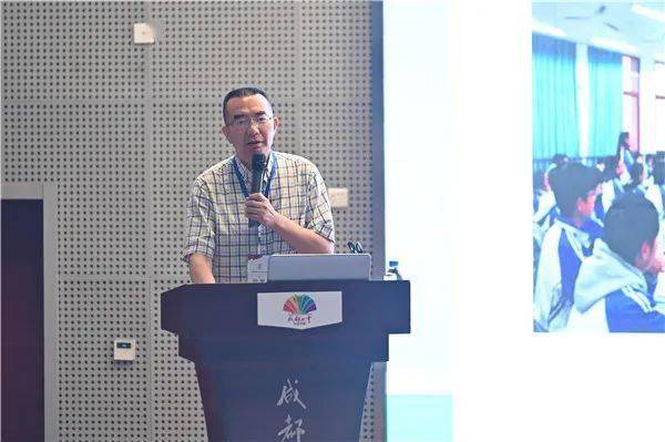 69成都双流棠湖中学校长刘凯做专题交流69四川省双流艺体中学校长