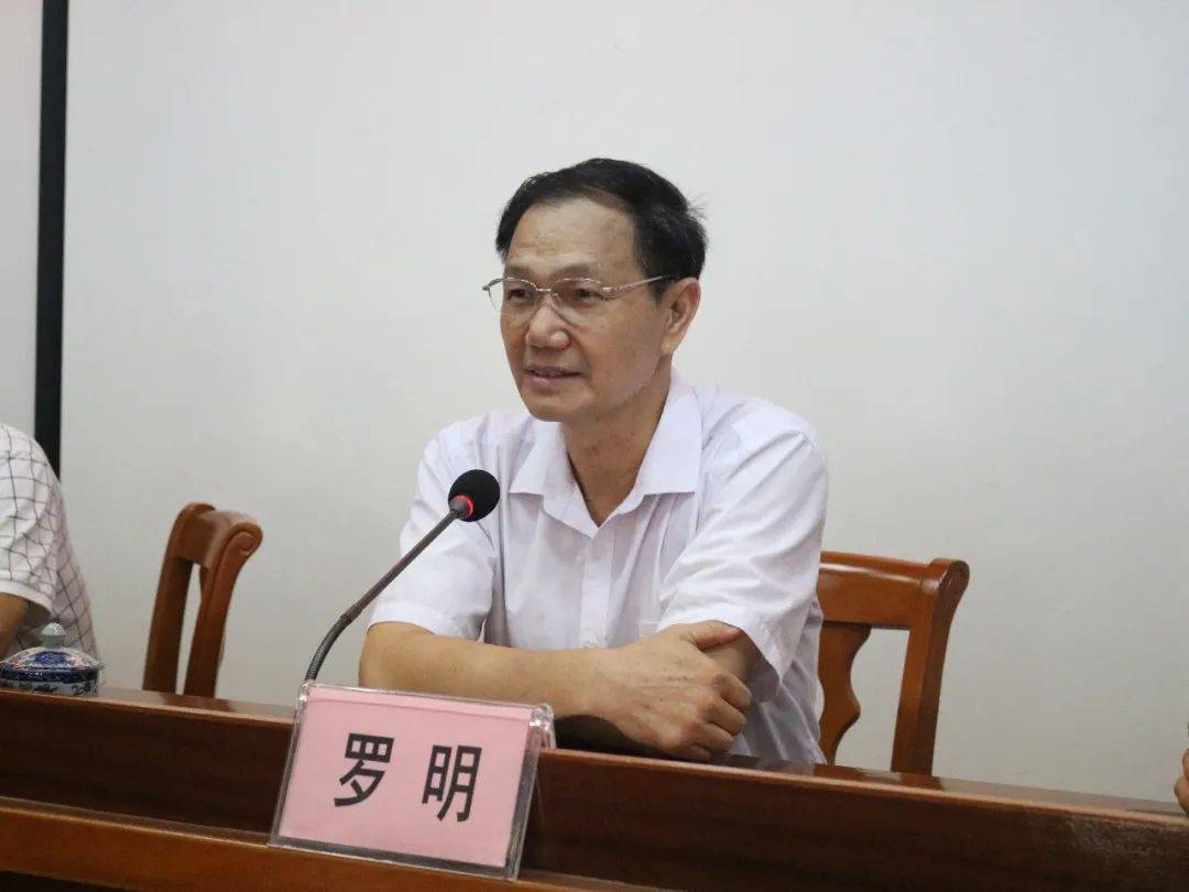 罗明会长讲话广东高州中学党委书记,校长钟革辉在发言中,对关心学校