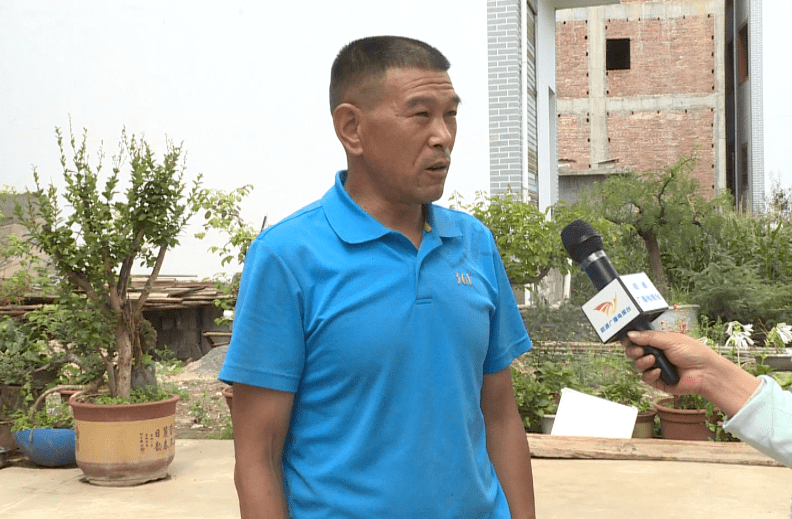 昭阳区凤凰街道龙山寨社区居民张万平"葡萄越来越好卖,效益越来越好