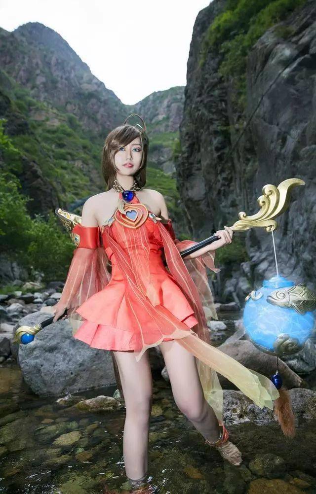 王者荣耀cosplay河边戏水洗脚的大乔这腿真美