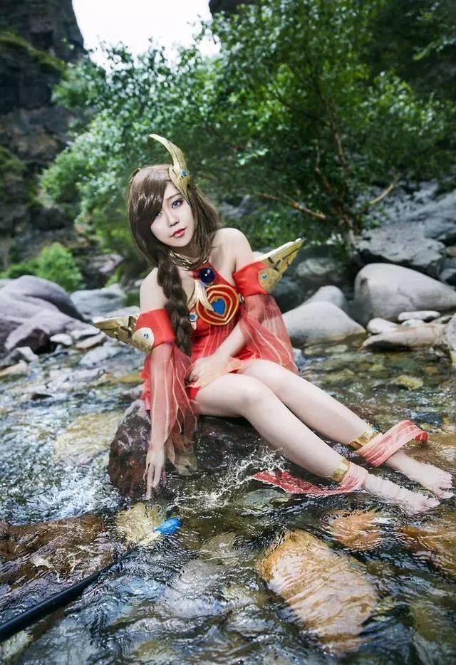 王者荣耀cosplay河边戏水洗脚的大乔这腿真美