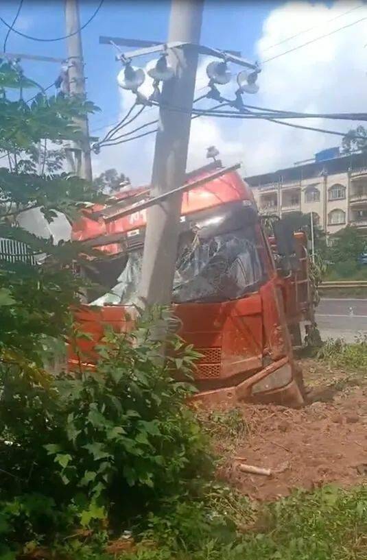 悲剧昨天钦灵公路发生严重车祸有人当场身亡监控还原事发瞬间