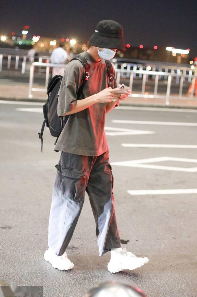 宋威龙穿宽松简装干净帅气似学长双手插兜走路带风